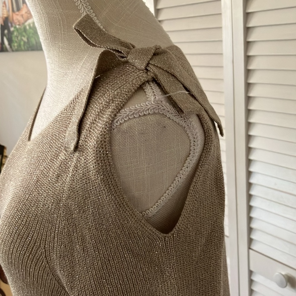 Chicos V-neck,Short sleeves, Sweater Top bow shoulder details tangold size M (2) - Picture 2 of 4